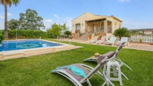 einen Hof mit einem Pool und einem Haus in der Unterkunft El Pinar La Puebla de Los Infantes by Ruralidays in La Puebla de los Infantes