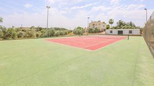 einen Tennisplatz mit einem Netz darüber in der Unterkunft El Pinar La Puebla de Los Infantes by Ruralidays in La Puebla de los Infantes