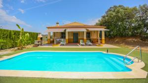 eine Villa mit einem Swimmingpool vor einem Haus in der Unterkunft Villa Sara La Puebla de Los Infantes by Ruralidays in La Puebla de los Infantes
