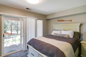 um quarto com uma cama e uma porta de vidro deslizante em Updated Lake Almanor Retreat with Dock Access! em Westwood