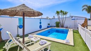 Bazén v ubytovaní Villa Yuca Conil de la Frontera by Ruralidays alebo v jeho blízkosti