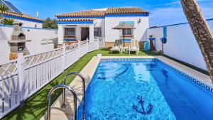 Bazén v ubytovaní Villa Yuca Conil de la Frontera by Ruralidays alebo v jeho blízkosti