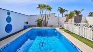בריכת השחייה שנמצאת ב-Villa Yuca Conil de la Frontera by Ruralidays או באזור