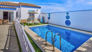 Bazén v ubytovaní Villa Yuca Conil de la Frontera by Ruralidays alebo v jeho blízkosti