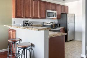 Köök või kööginurk majutusasutuses Woodland Hills 2br w pool gym nr Warner Center LAX-892