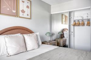 Voodi või voodid majutusasutuse Woodland Hills 2br w pool gym nr Warner Center LAX-892 toas +28 fotot