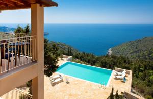 Villa con piscina y vistas al océano en Avlaki Bay House, en Arvanitakaíïka