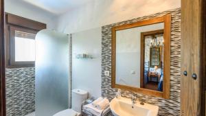 Koupelna v ubytování Villa La Posada Canillas de Albaida by Ruralidays + 32 fotografií