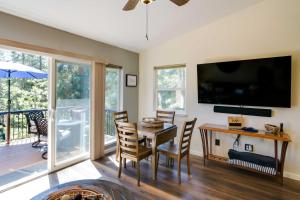 ein Esszimmer mit einem Tisch, Stühlen und einem TV in der Unterkunft Tranquil Lake Almanor Getaway with Dock Access! in Westwood