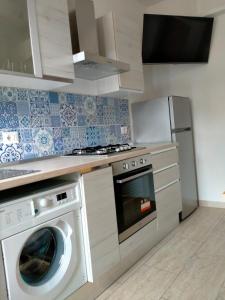 a kitchen with a washing machine and a stove at Da Paolo e Laura - In centro a San Benedetto in San Benedetto del Tronto