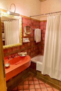 Koupelna v ubytování Hotel Boccaccio