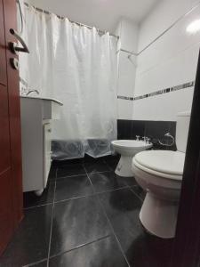 a bathroom with a toilet and a sink at Tu Destino in Colón