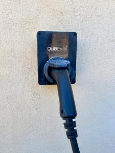 a blue cord plugged into a outlet on a wall at La petite Maison Messigny in Messigny-et-Vantoux