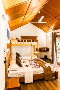 1 dormitorio con 1 cama grande en una habitación en RISING SUN BEACH VIEW, en Thinadhoo
