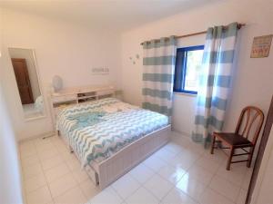 Krevet ili kreveti u jedinici u objektu Algarve T2 apartment w balcony and sea view near beach in Manta Rota