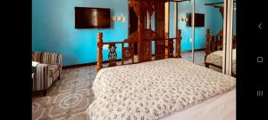 1 dormitorio con 1 cama con marco de madera en SALAAM LETTING (4 BEDROOM, ZANZIBAR HOUSE), en Kiembi Samaki