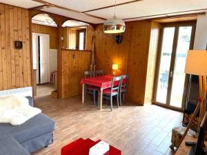 a living room with a table and a red table cloth at Charmant 2,5 pièces avec jardin à 2 pas du lac in Champex