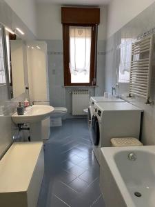 A bathroom at Appartamento Ferrara