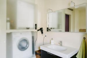een badkamer met een wastafel en een spiegel bij Ferienhaus Ricki in Rust