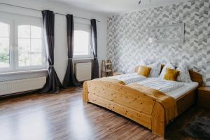 een slaapkamer met een houten bed in een kamer bij Ferienhaus Ricki in Rust