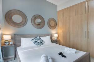 Postel nebo postele na pokoji v ubytování Hello! I sleep 4 in Dubai Marina!
