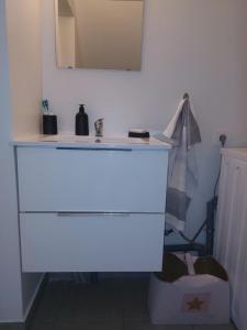 ein Badezimmer mit einem weißen Waschbecken und einem Spiegel in der Unterkunft Studio 10 min aéroport orly in Athis-Mons