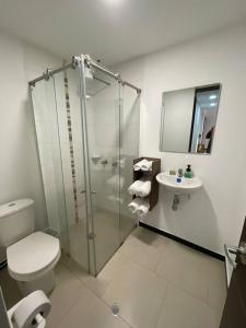 ein Badezimmer mit Dusche, Toilette und Waschbecken in der Unterkunft Encantador apartamento #3 cerca al aeropuerto in Bogotá