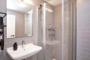 a bathroom with a sink and a shower at Wertschätzer Hotel - Krumme Str in Detmold