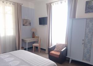 um quarto com uma cama, uma cadeira e uma secretária em A Caserella Chambres d'hôtes em Valle-di-Campoloro