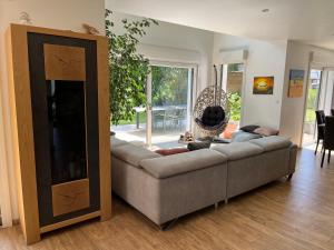 ein Wohnzimmer mit einem Sofa und einem Spiegel in der Unterkunft Magnifique maison cadre bucolique in Walbach