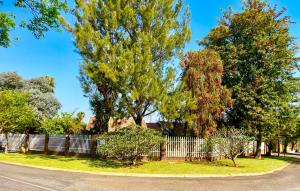 Swane’s guesthouse. في روستنبرج: حاجز امام ساحه فيها اشجار