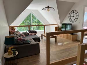 Ein Mann, der auf einer Couch im Wohnzimmer schläft. in der Unterkunft Magnifique maison cadre bucolique in Walbach