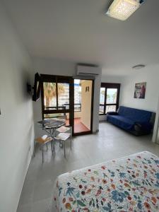 sypialnia z łóżkiem, stołem i kanapą w obiekcie BENALMADENA ALOHA PLAYA BEACH LOFT w mieście Benalmádena +16 zdjęć