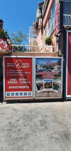 Hostel Lena-Mostar في موستار: مبنى عليه ملصقات