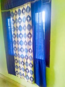En eller flere senge i et værelse på OYO Home Akhil Oyo Rooms