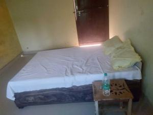 En eller flere senge i et værelse på OYO Home Akhil Oyo Rooms