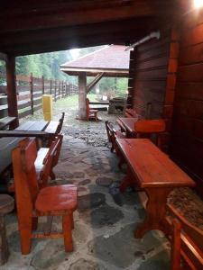 a group of benches and tables in a cabin at Domek w Dolinie Zimnika in Lipowa