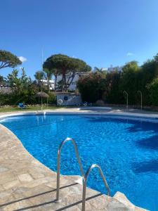 una gran piscina de agua azul en Tranquility studio apartment, en Málaga