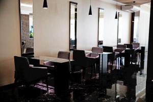 a row of tables and chairs in a room at Hotel Vale Do Xingu in Altamira