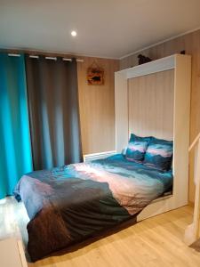 1 dormitorio con 1 cama grande con sábanas azules en les gites axéens (l'Ours) en Ax-les-Thermes