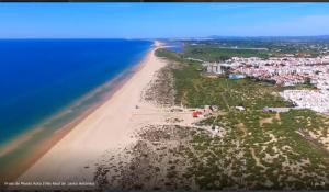Ptičja perspektiva objekta Algarve T2 apartment w balcony and sea view near beach in Manta Rota