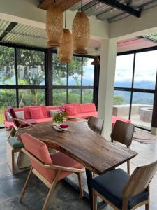 - une salle à manger avec une table et des chaises en bois dans l'établissement El Filito, à San JosÃ©