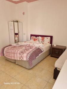 - une chambre avec un lit et un miroir mural dans l'établissement Salda gölü, à Yeşilova