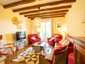 ein Wohnzimmer mit roten Sofas und einem TV in der Unterkunft Gîte Chancelade, 5 pièces, 8 personnes - FR-1-616-236 in Chancelade