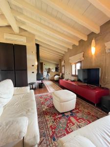 ein Wohnzimmer mit 2 Betten und einem Flachbild-TV in der Unterkunft Luxuryloft La Guarnigione in Valeggio sul Mincio