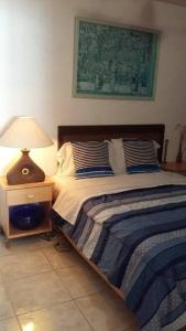 1 dormitorio con 1 cama con lámpara. en Casa vacacional para 6 huéspedes, en Cancún