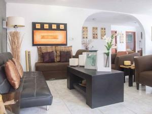 una sala de estar con sofás y una mesa con flores. en Casa vacacional para 6 huéspedes, en Cancún
