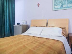 1 dormitorio con 1 cama con cabecero de madera en Casa vacacional para 6 huéspedes, en Cancún