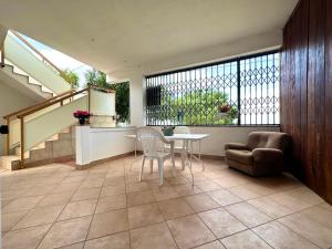 eine Küche und ein Esszimmer mit einem Tisch und Stühlen in der Unterkunft Appartamenti Castellammare del Golfo Milazzo Annarita in Castellammare del Golfo