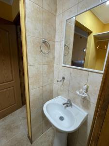 W łazience znajduje się umywalka oraz prysznic z lustrem. w obiekcie Hotel Costa del Mar w mieście Puerto Montt
